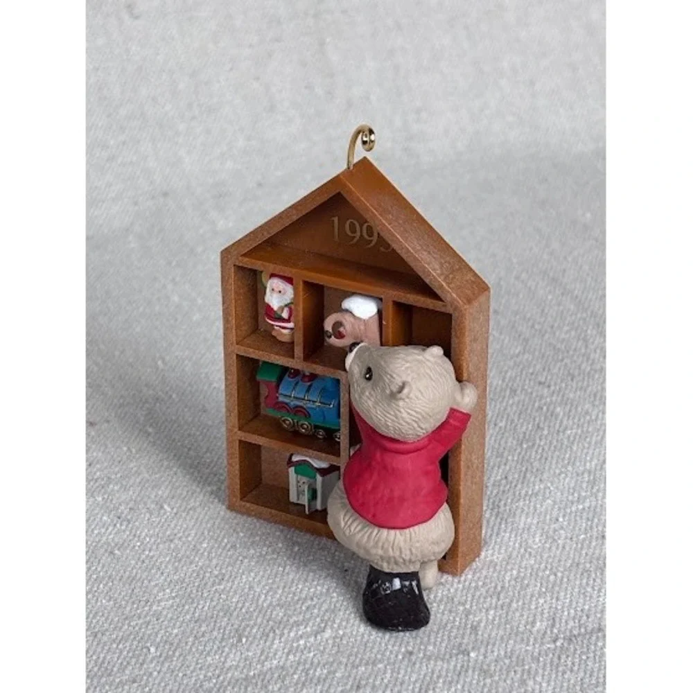 Hallmark Keepsake Ornament Collector's Club 1995 Beaver‎ With Toy Shelf House